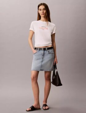 T-shirt clássica com logótipo em destaque