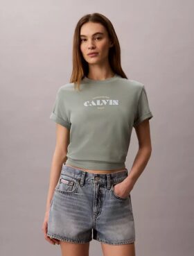 T-shirt clássica com logótipo em destaque