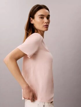 T-shirt clássica com logótipo em destaque