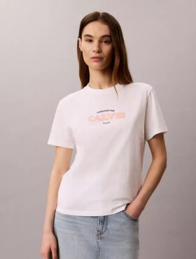 T-shirt clássica com logótipo em destaque