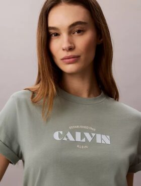 T-shirt clássica com logótipo em destaque