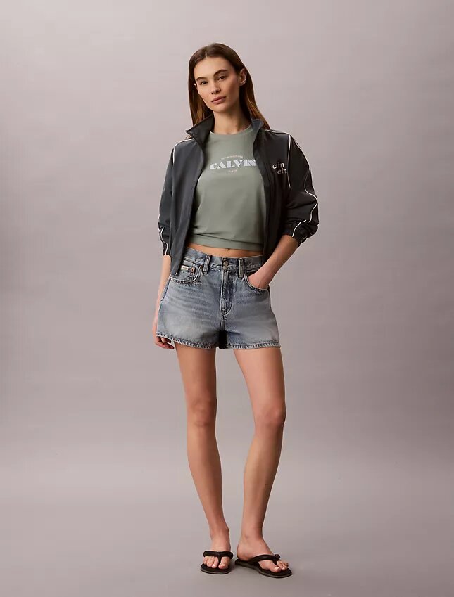 T-shirt clássica com logótipo em destaque T-shirt clássica com logótipo em destaque