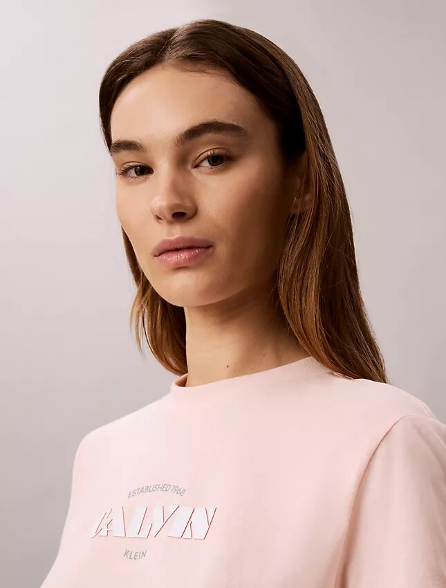 T-shirt clássica com logótipo em destaque T-shirt clássica com logótipo em destaque