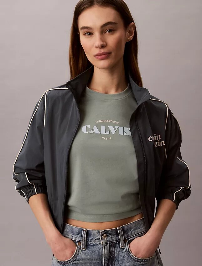 T-shirt clássica com logótipo em destaque T-shirt clássica com logótipo em destaque