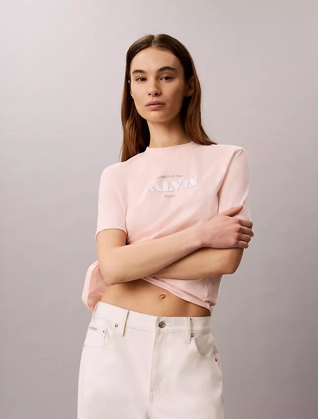 T-shirt clássica com logótipo em destaque T-shirt clássica com logótipo em destaque