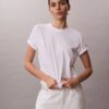 T-shirt clássica com logótipo em letras por toda a peça T-shirt clássica com logótipo em letras por toda a peça
