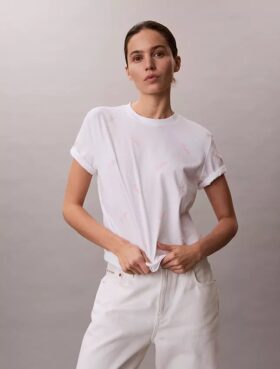 T-shirt clássica com logótipo em letras por toda a peça