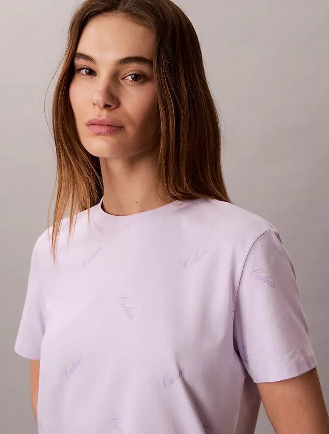T-shirt clássica com logótipo em letras por toda a peça T-shirt clássica com logótipo em letras por toda a peça