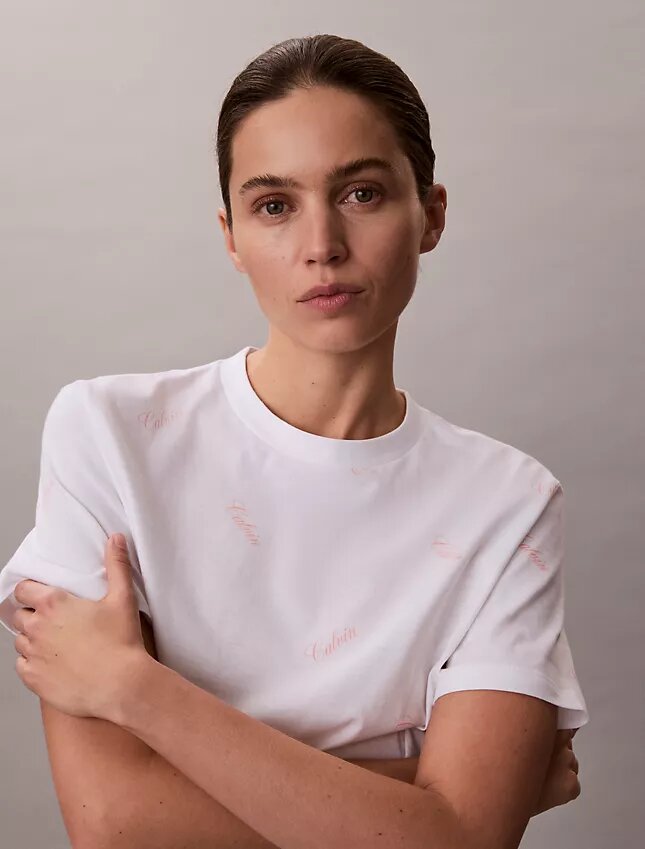 T-shirt clássica com logótipo em letras por toda a peça T-shirt clássica com logótipo em letras por toda a peça