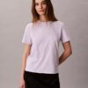 T-shirt clássica com logótipo em letras por toda a peça T-shirt clássica com logótipo em letras por toda a peça