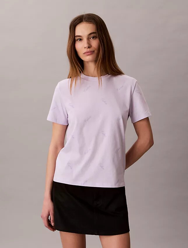 T-shirt clássica com logótipo em letras por toda a peça T-shirt clássica com logótipo em letras por toda a peça