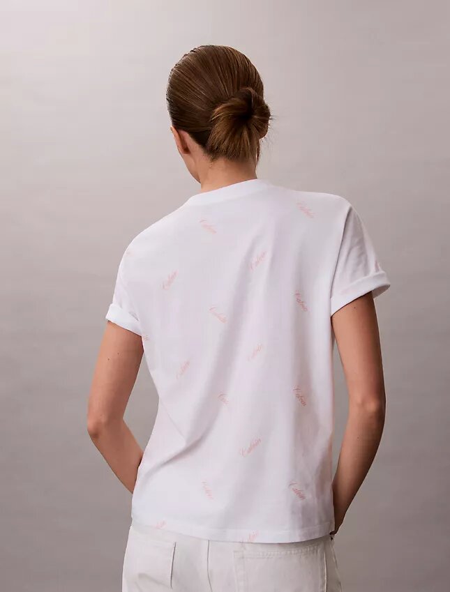 T-shirt clássica com logótipo em letras por toda a peça T-shirt clássica com logótipo em letras por toda a peça