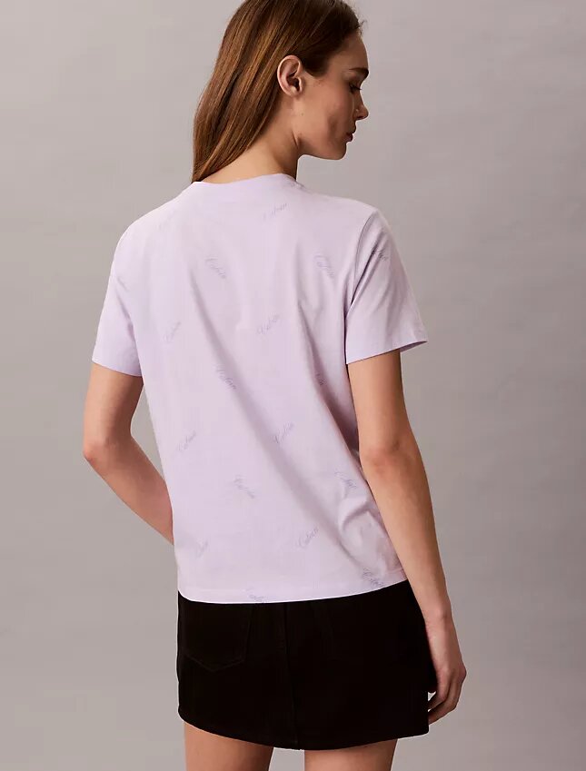 T-shirt clássica com logótipo em letras por toda a peça T-shirt clássica com logótipo em letras por toda a peça