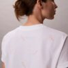 T-shirt clássica com logótipo em letras por toda a peça T-shirt clássica com logótipo em letras por toda a peça