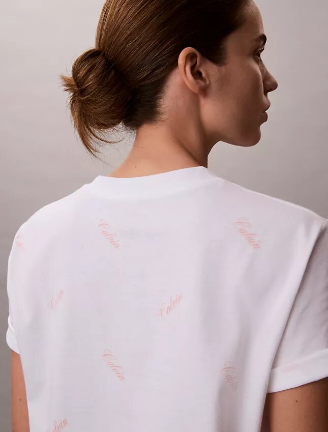 T-shirt clássica com logótipo em letras por toda a peça T-shirt clássica com logótipo em letras por toda a peça