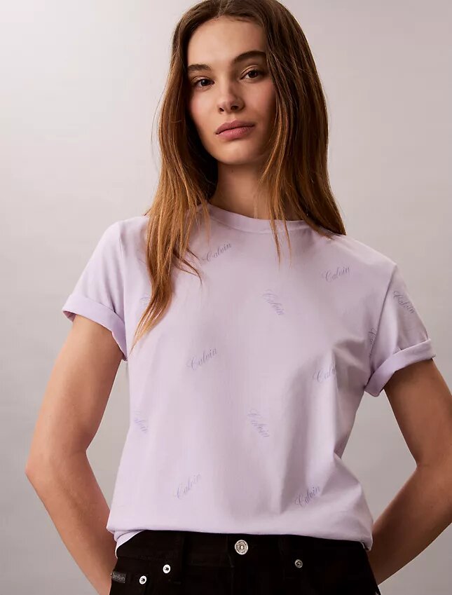 T-shirt clássica com logótipo em letras por toda a peça T-shirt clássica com logótipo em letras por toda a peça