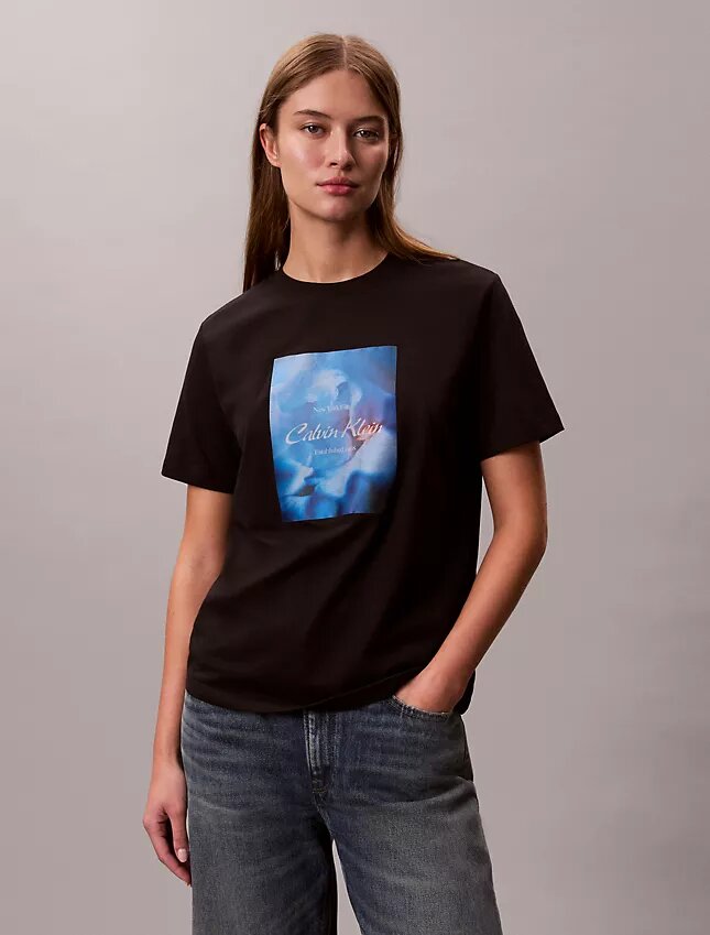 T-shirt clássica com logótipo floral T-shirt clássica com logótipo floral