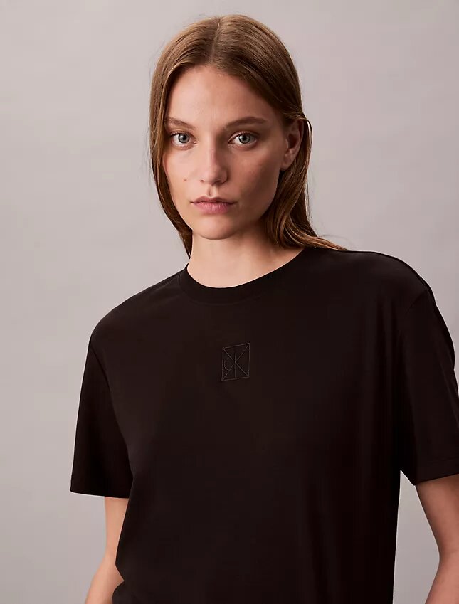 T-shirt clássica com logótipo gráfico em algodão Supima T-shirt clássica com logótipo gráfico em algodão Supima