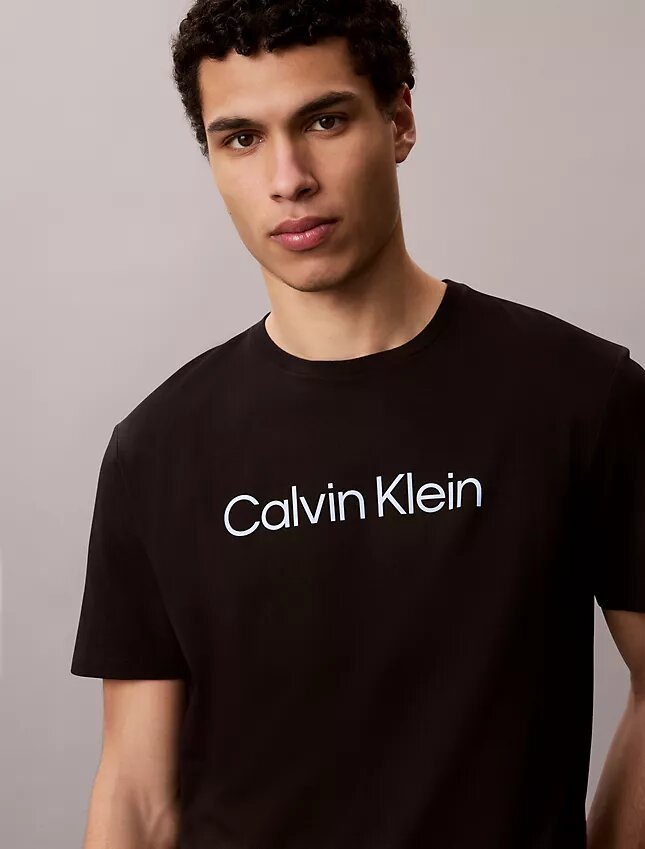 T-shirt clássica com logótipo padrão T-shirt clássica com logótipo padrão