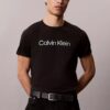 T-shirt clássica com logótipo padrão T-shirt clássica com logótipo padrão