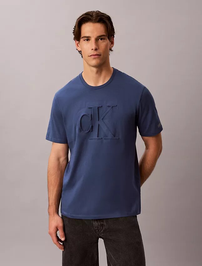 T-shirt clássica com Monogram em relevo T-shirt clássica com Monogram em relevo