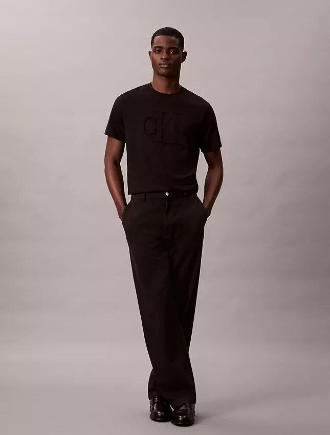 T-shirt clássica com Monogram em relevo T-shirt clássica com Monogram em relevo
