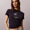 T-shirt clássica com padrão floral T-shirt clássica com padrão floral