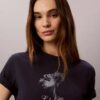 T-shirt clássica com padrão floral T-shirt clássica com padrão floral