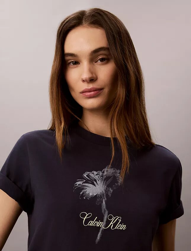 T-shirt clássica com padrão floral T-shirt clássica com padrão floral