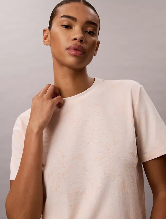 T-shirt clássica com padrão floral T-shirt clássica com padrão floral