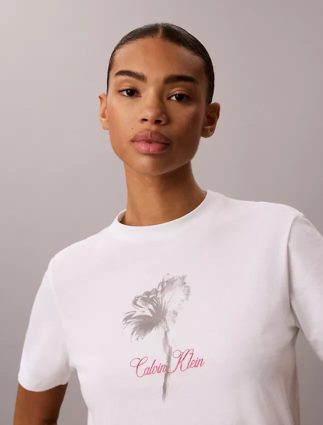 T-shirt clássica com padrão floral T-shirt clássica com padrão floral