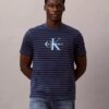 T-shirt clássica com riscas gráficas Monologo T-shirt clássica com riscas gráficas Monologo