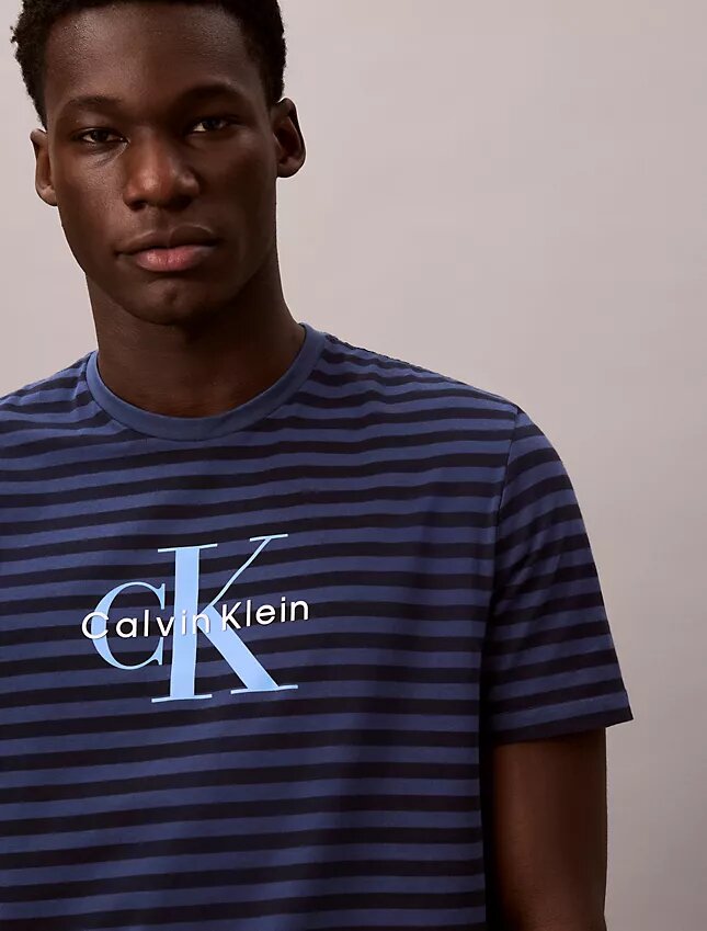 T-shirt clássica com riscas gráficas Monologo T-shirt clássica com riscas gráficas Monologo