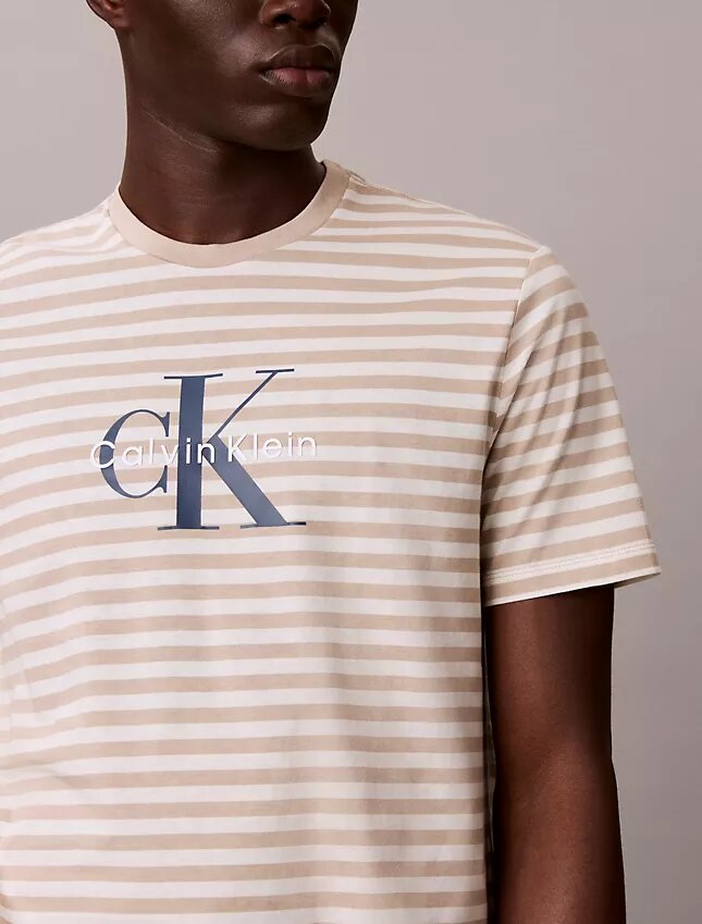 T-shirt clássica com riscas gráficas Monologo T-shirt clássica com riscas gráficas Monologo