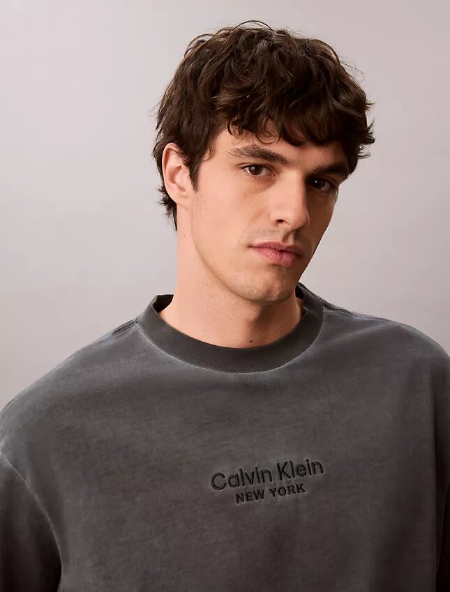 T-shirt clássica de gola redonda com logótipo estampado em cor desbotada T-shirt clássica de gola redonda com logótipo estampado em cor desbotada