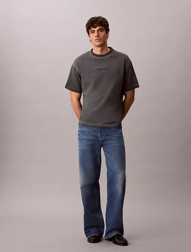 T-shirt clássica de gola redonda com logótipo estampado em cor desbotada T-shirt clássica de gola redonda com logótipo estampado em cor desbotada