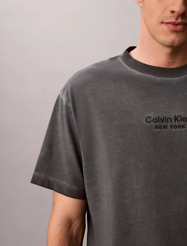 T-shirt clássica de gola redonda com logótipo estampado em cor desbotada T-shirt clássica de gola redonda com logótipo estampado em cor desbotada
