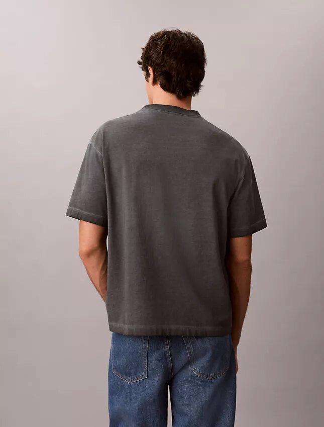 T-shirt clássica de gola redonda com logótipo estampado em cor desbotada T-shirt clássica de gola redonda com logótipo estampado em cor desbotada