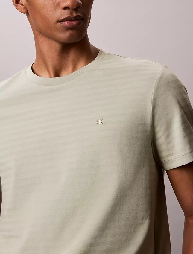 T-shirt clássica às riscas T-shirt clássica às riscas