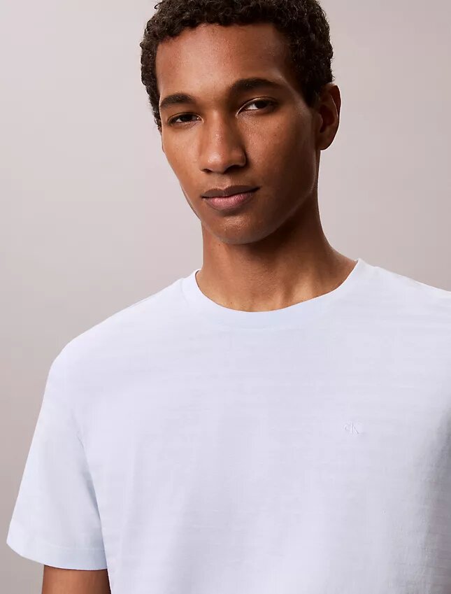 T-shirt clássica às riscas T-shirt clássica às riscas