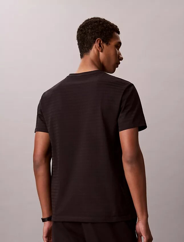 T-shirt clássica às riscas T-shirt clássica às riscas
