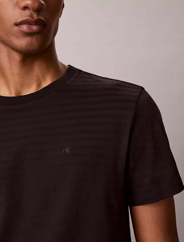 T-shirt clássica às riscas T-shirt clássica às riscas