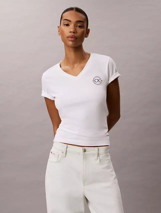 T-shirt com decote em V e emblema CK bordado T-shirt com decote em V e emblema CK bordado