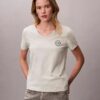 T-shirt com decote em V e emblema CK bordado T-shirt com decote em V e emblema CK bordado