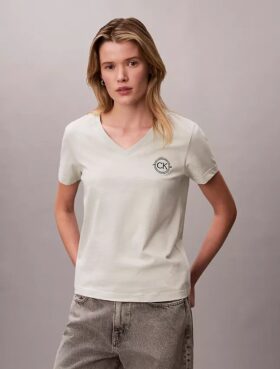 T-shirt com decote em V e emblema CK bordado