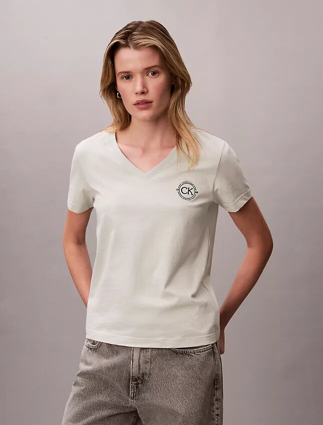 T-shirt com decote em V e emblema CK bordado T-shirt com decote em V e emblema CK bordado