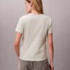 T-shirt com decote em V e emblema CK bordado T-shirt com decote em V e emblema CK bordado