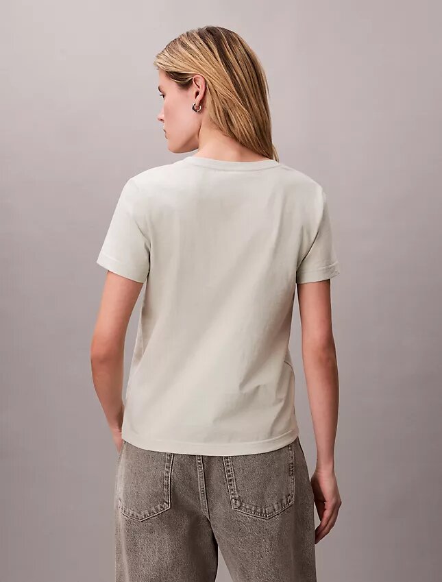 T-shirt com decote em V e emblema CK bordado T-shirt com decote em V e emblema CK bordado