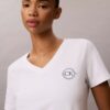 T-shirt com decote em V e emblema CK bordado T-shirt com decote em V e emblema CK bordado