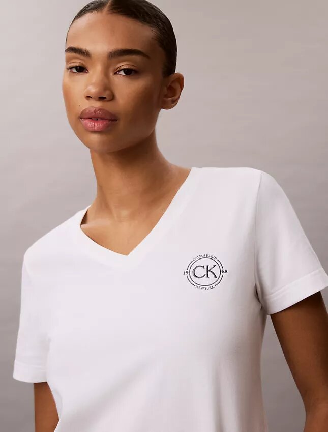 T-shirt com decote em V e emblema CK bordado T-shirt com decote em V e emblema CK bordado